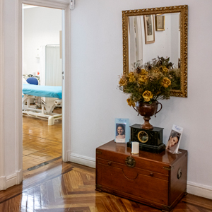 Detalle del mobiliario clásico de Clínica Pujol y Plaza