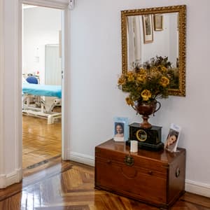 Detalle del mobiliario clásico de Clínica Pujol y Plaza