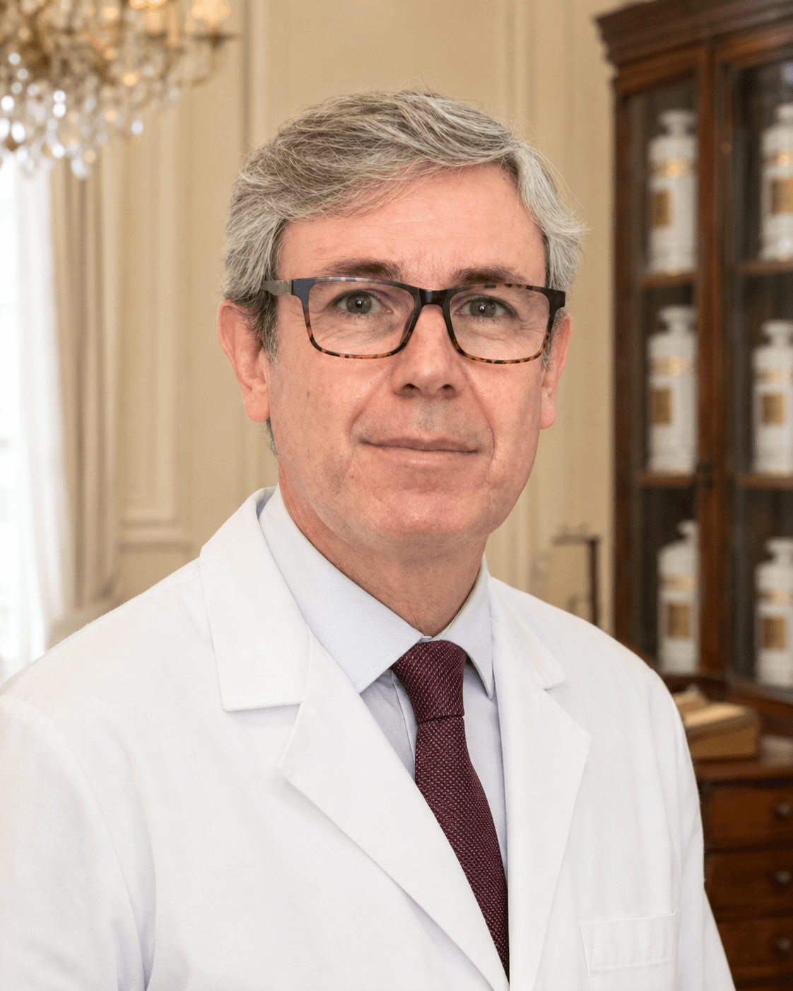 Retrato del Dr. Manuel Plaza Salazar, especialista en medicina estética y máster en nutrición, en su consulta de Chamberí, Madrid