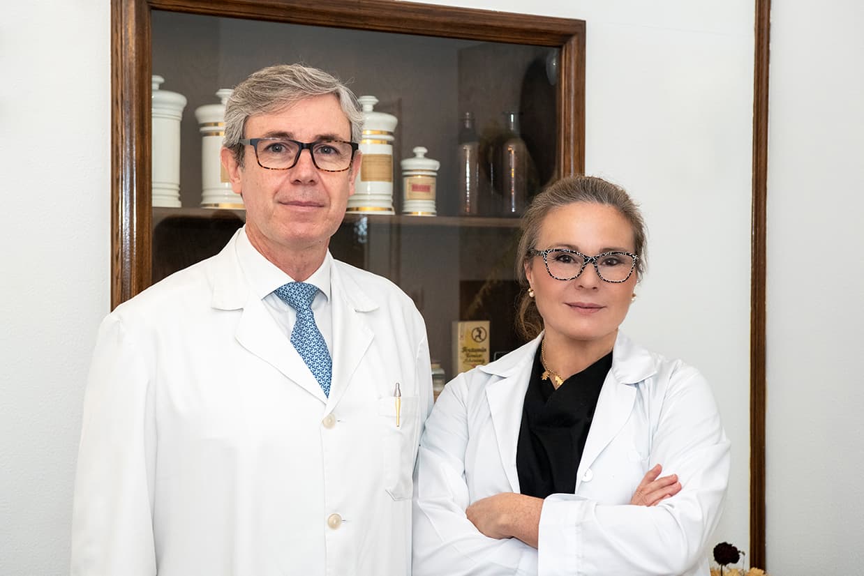 Dra. Laura Pujol Annocaro y Dr. Manuel Plaza Salazar en la consulta de Chamberí, Madrid